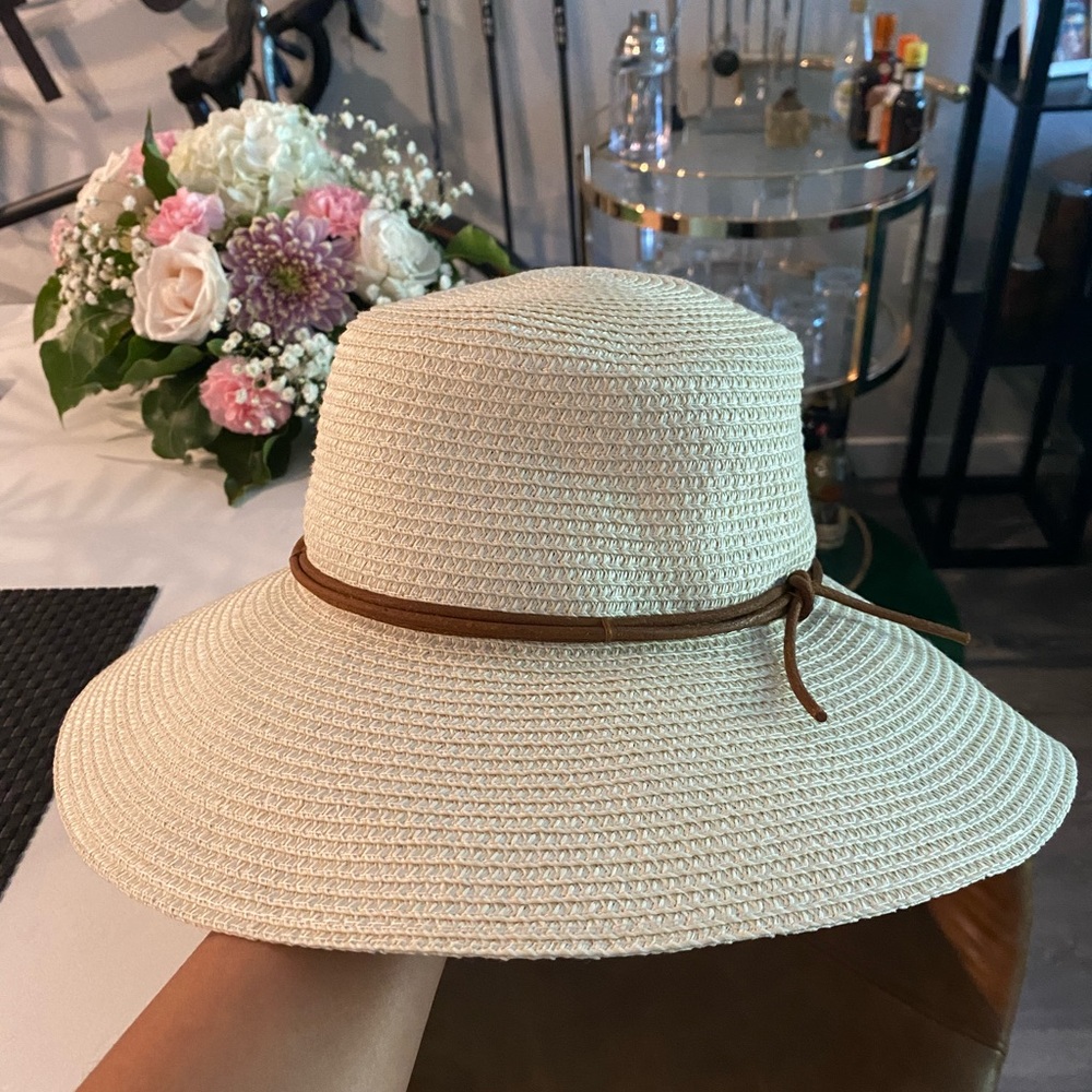ARITZIA STRAW HAT SIZE S/M
